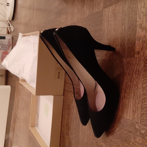 Michael Kors Black Flex Pump - Picture 2 of 5
